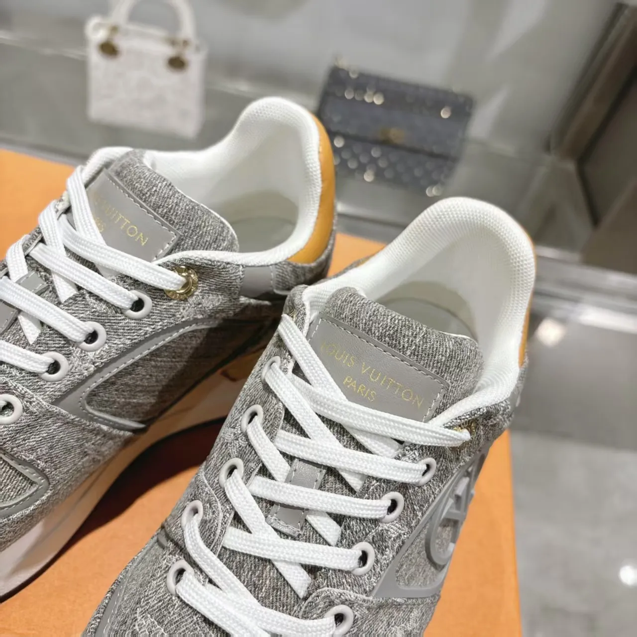 [L Family] P: 760💰Size 35-42 for women, 39-46 for men, (41.42 for women, 45.46 for men, customized) .LV Donkey Brand 🔥🔥LOUIS VUITTON Louis Vuitton's official website synchronizes the 2025 autumn and winter couple's models, which are now on the market, this Neo Run Away sneakers are inspired by running shoes, integrating LV's iconic must-have shoes into the trend. This version is a 1:1 replica of the original version. It is made of two-tone calfskin to highlight its simple lines and unique wedge outsole. Key details include the LV initials on the side and an engraved gold heel stabilizer on the back plus a 2cm hidden insole.